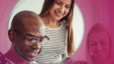 Tres personas sonrientes trabajando juntas