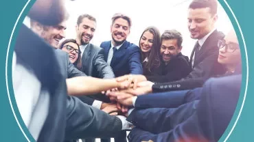 Grupo de personas unidas en un gesto de trabajo en equipo.