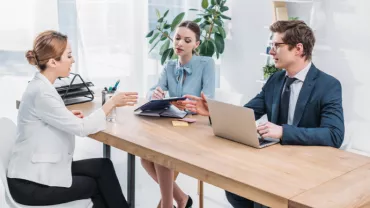 Entrevista profesional en una oficina moderna.