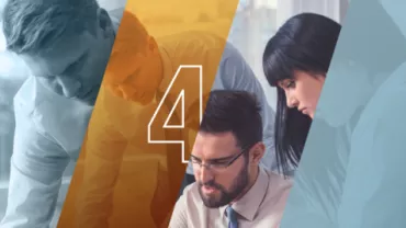 Cuatro personas colaborando en una oficina moderna.