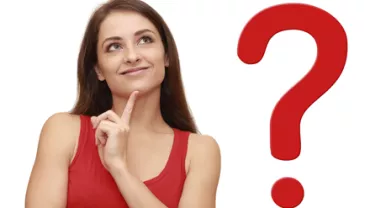 Persona mirando hacia arriba con expresión pensativa junto a un signo de interrogación rojo.