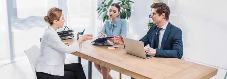 Entrevista profesional en una oficina moderna.