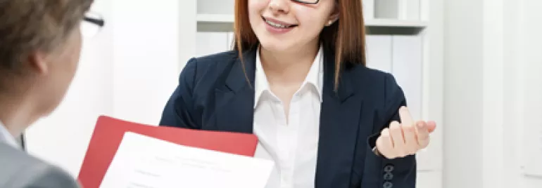 Entrevista de trabajo con dos personas en una oficina.