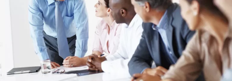 Personas reunidas conversando en una sala de juntas.