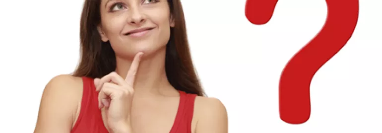 Persona mirando hacia arriba con expresión pensativa junto a un signo de interrogación rojo.
