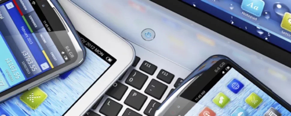 Varios dispositivos móviles sobre un teclado de computadora.