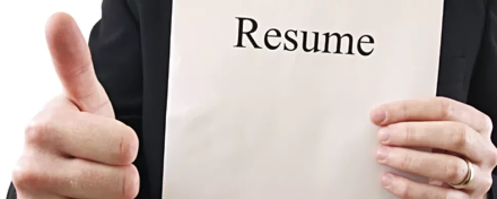 Persona sosteniendo un currículum y mostrando el pulgar hacia arriba.