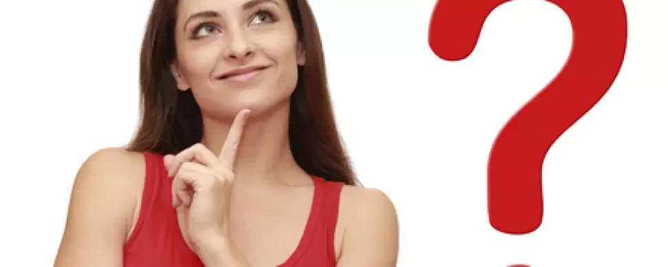 Persona mirando hacia arriba con expresión pensativa junto a un signo de interrogación rojo.