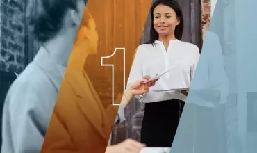 Dos personas conversando en una oficina moderna.