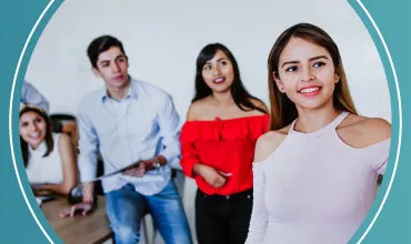 Personas de pie y sentadas en una presentación, lucen atentas.