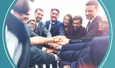 Grupo de personas unidas en un gesto de trabajo en equipo.