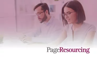 Dos personas trabajando en una oficina con computadoras, logo de PageResourcing en primer plano.