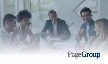 Grupo de personas en una reunión de oficina.