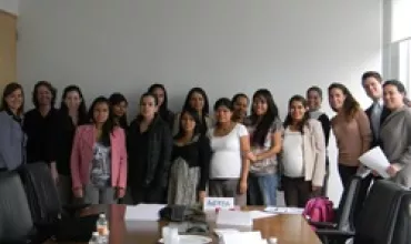Un grupo de personas en una sala de conferencias.